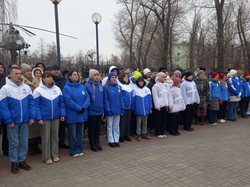 В Воронеже на Аллее Героев состоялась церемония возложения цветов и венков.