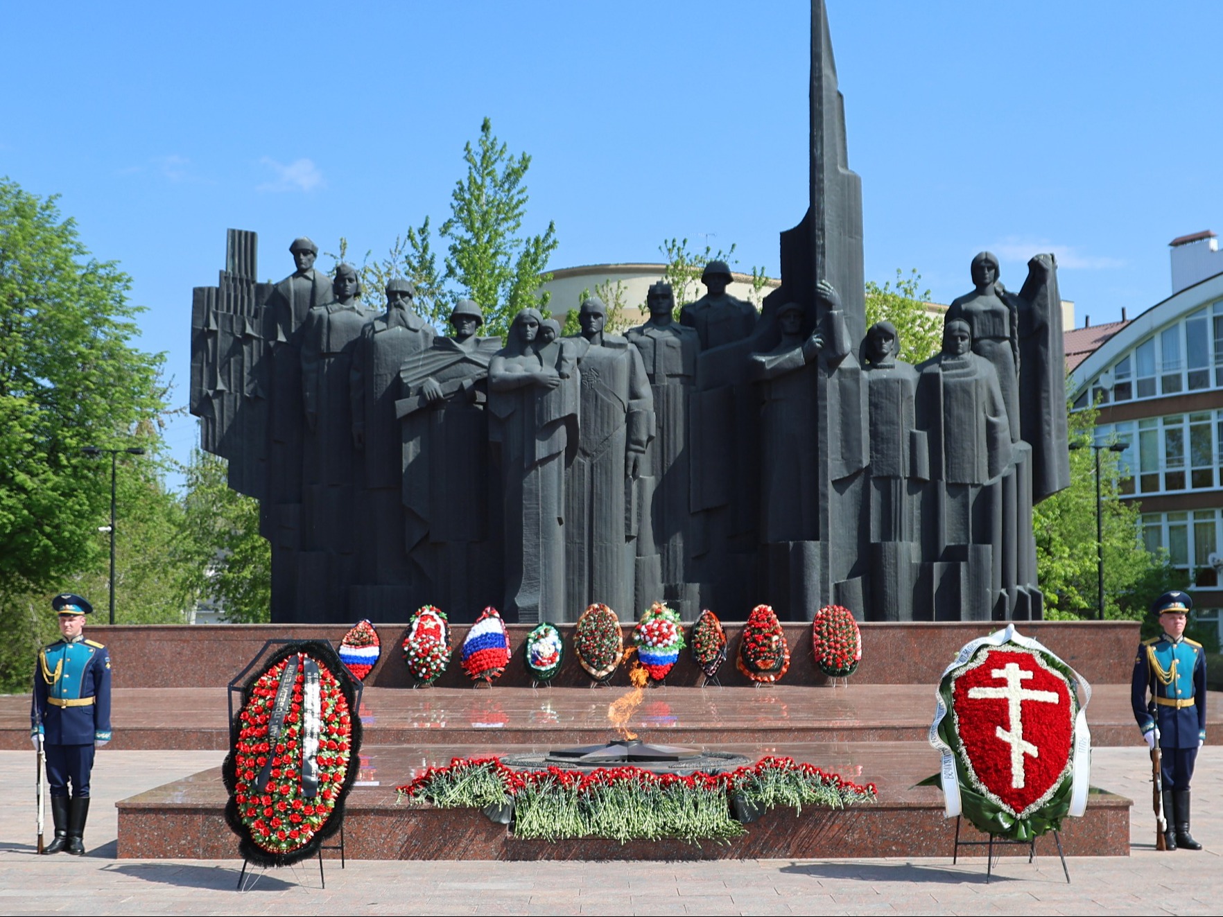На площади Победы состоялась церемония возложения цветов и венков к могиле Неизвестного Солдата.