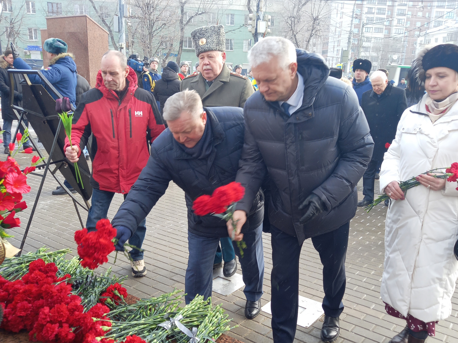 В Воронеже состоялось возложение венков и цветов в Мемориальном сквере.