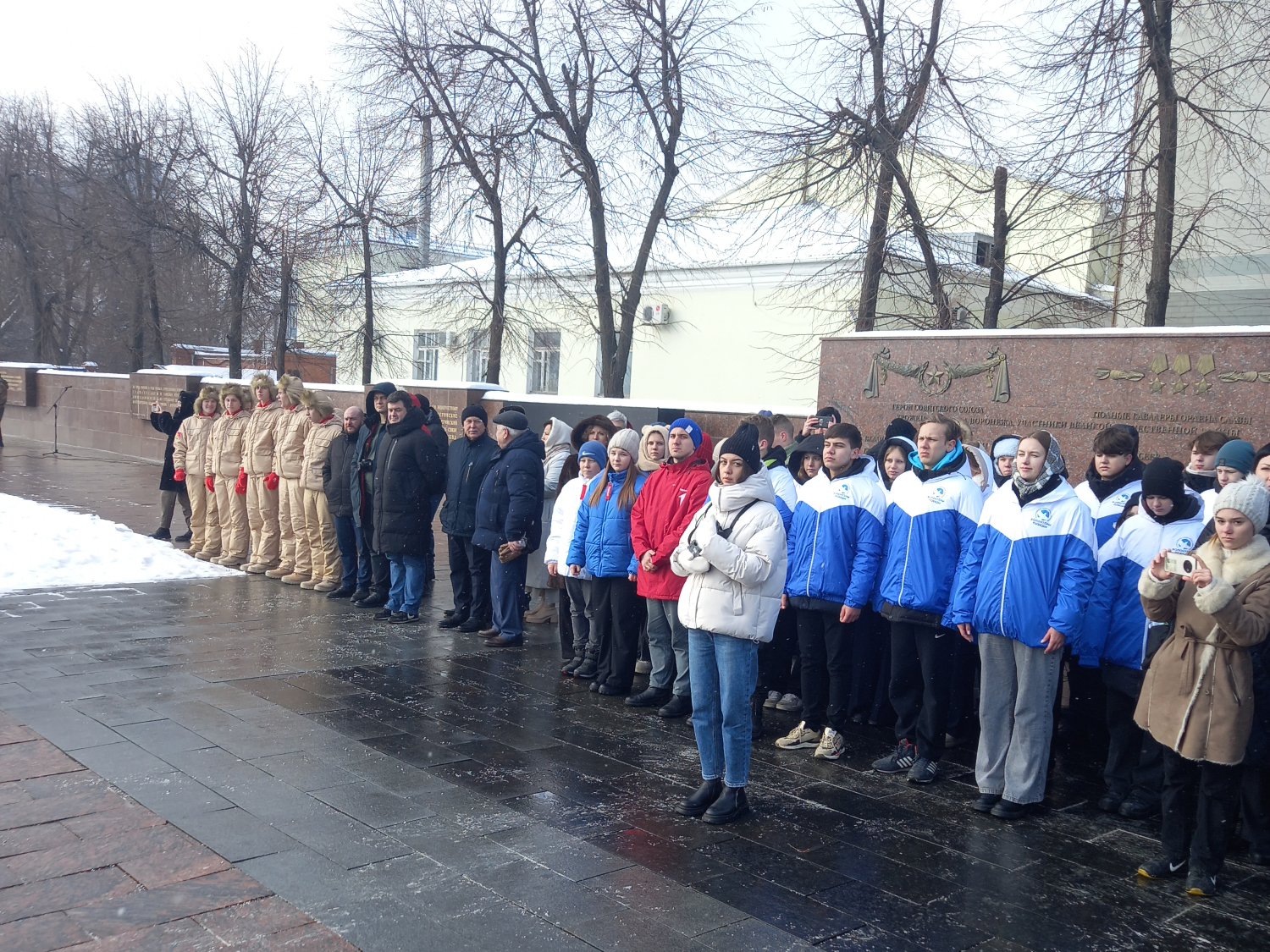 На площади Победы состоялась церемония возложения цветов и венков к Могиле Неизвестного Солдата.