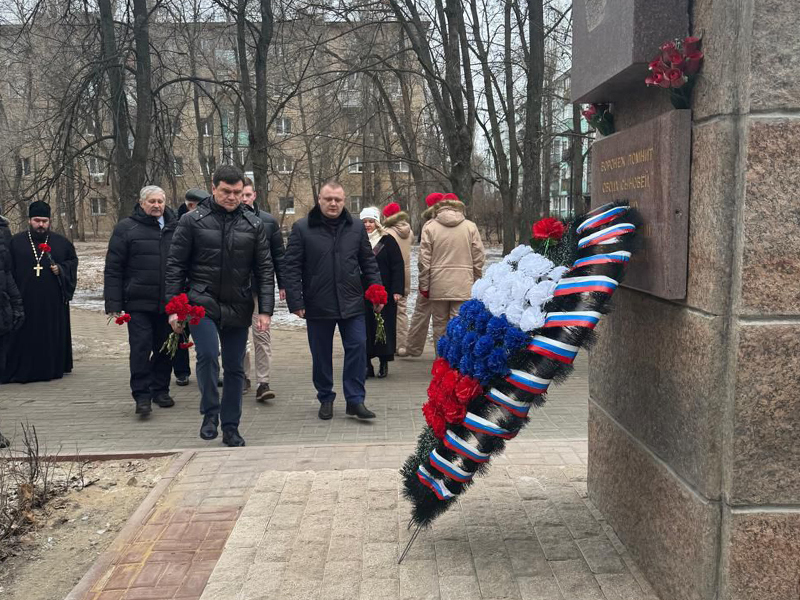 Члены городской Общественной палаты возложили цветы и венки на Аллее Героев в сквере «Школьный».