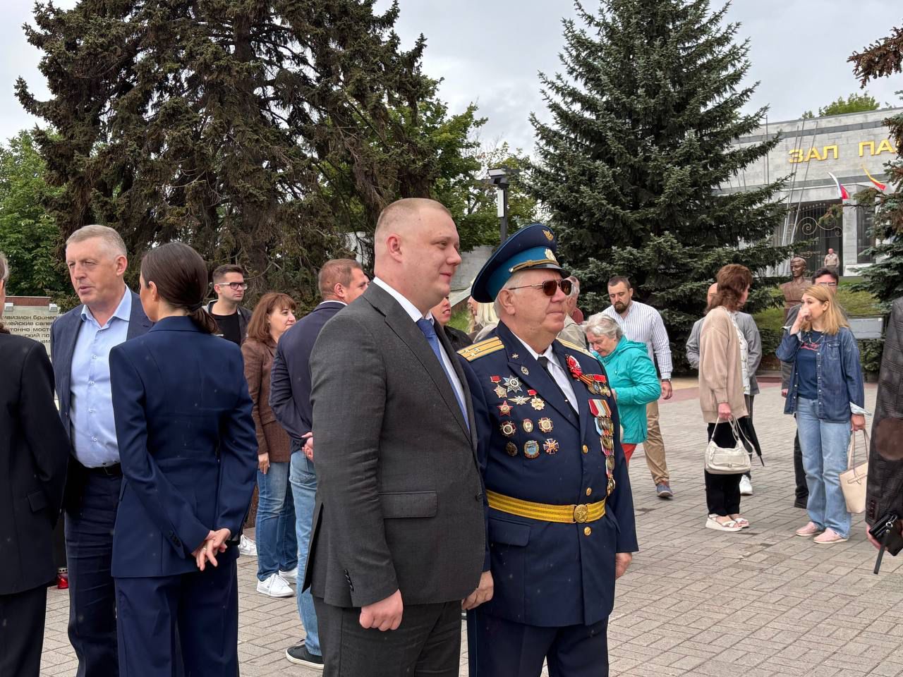 Члены городской Общественной палаты возложили цветы и венки на мемориальном комплексе «Чижовский плацдарм».