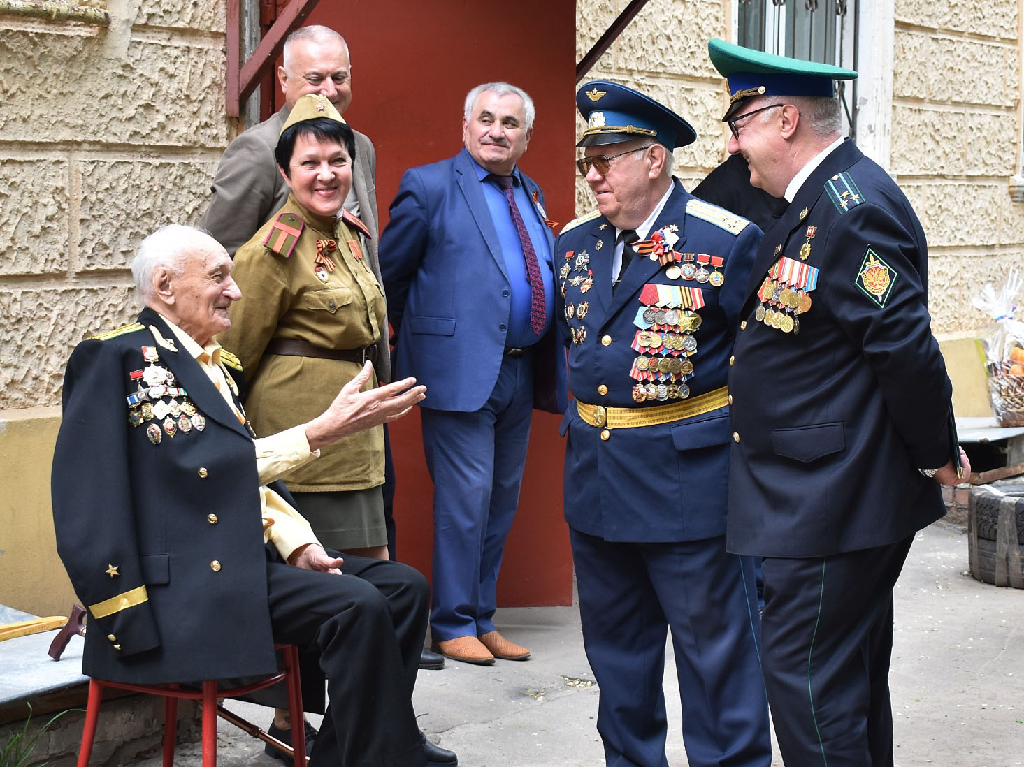 Торжественный марш с равнением на участника ВОВ прошел у дома ветерана.