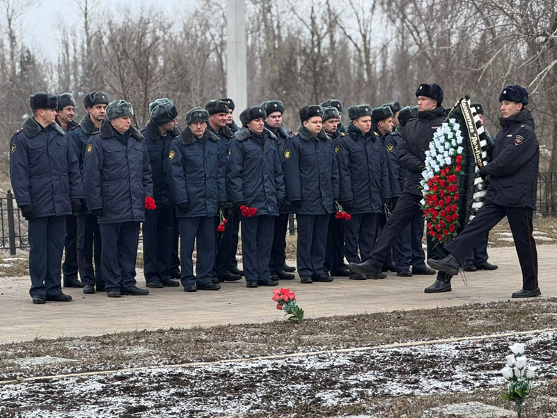 Члены городской Общественной палаты возложили цветы и венки на мемориальном комплексе «Песчаный лог».