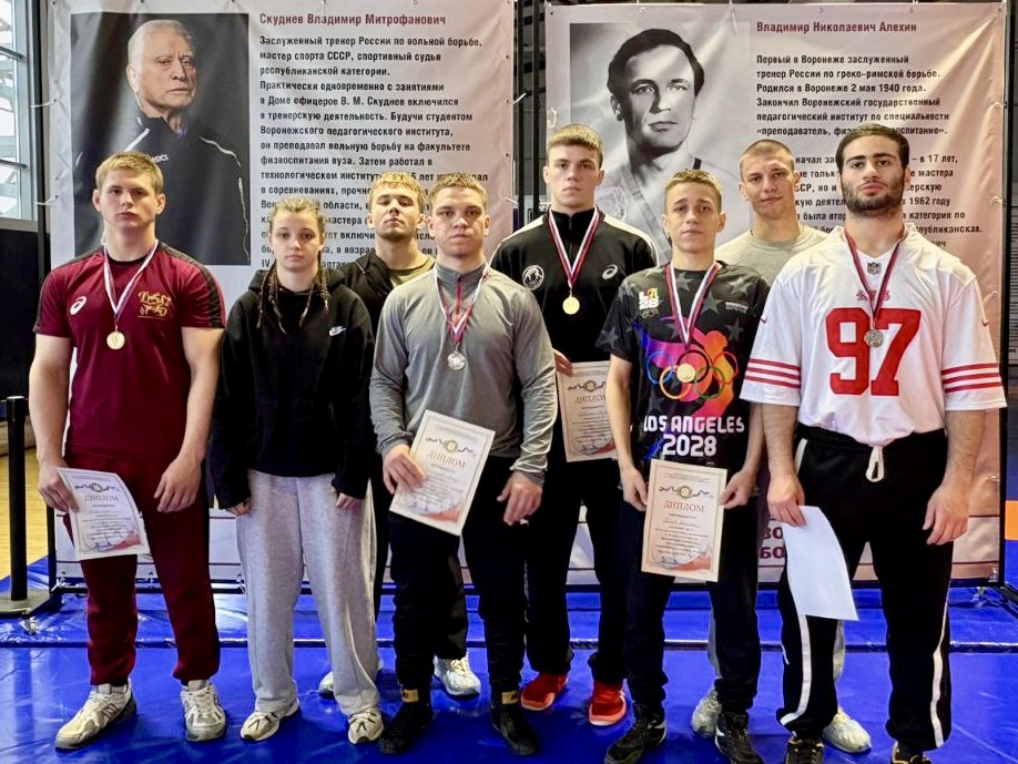 Воронежские спортсмены завоевали четыре золотые и одну серебряную медали на первенстве ЦФО по вольной борьбе.