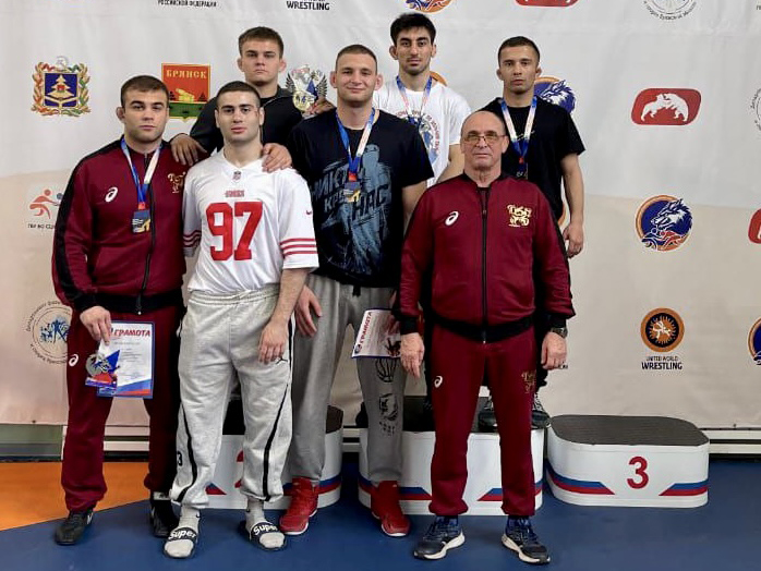 Воронежские спортсмены завоевали три золотые награды на первенстве ЦФО по вольной борьбе.
