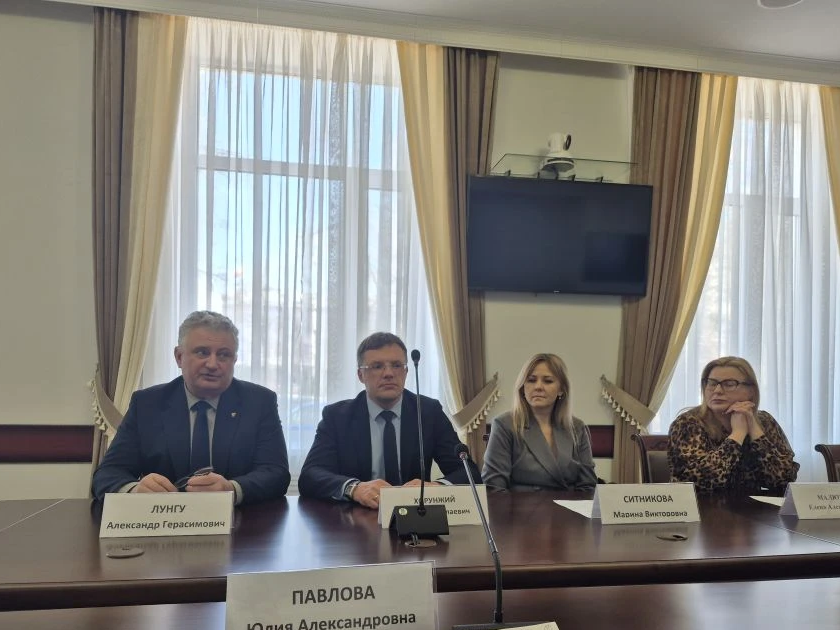 Продолжается работа комиссии по соблюдению требований к служебному поведению муниципальных служащих и урегулированию конфликта интересов.
