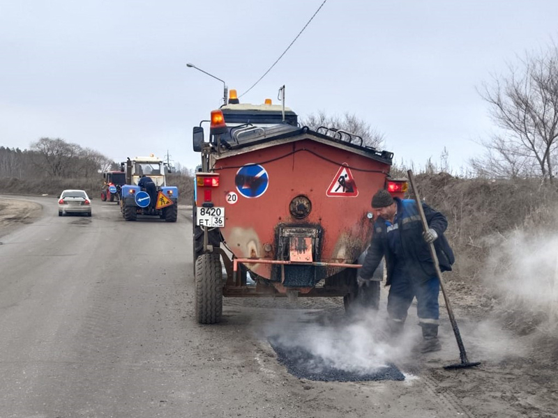 В Воронеже продолжается локальный ремонт дорожного покрытия.