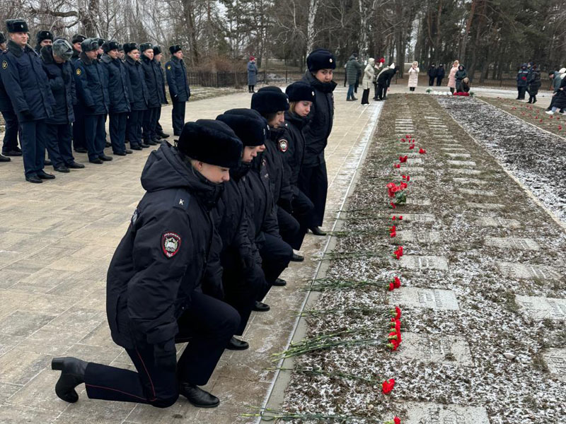 Память о павших героях на мемориале «Песчаный Лог» почтили в День освобождения Воронежа.