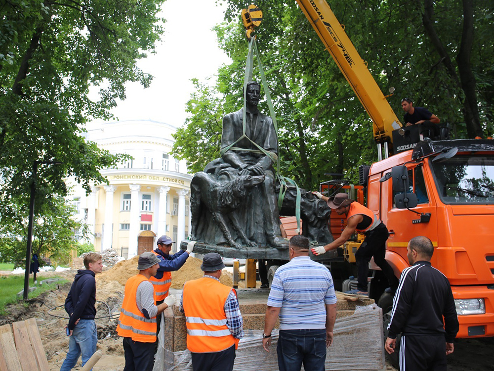 Продолжаются работы по благоустройству сквера имени Ивана Бунина.