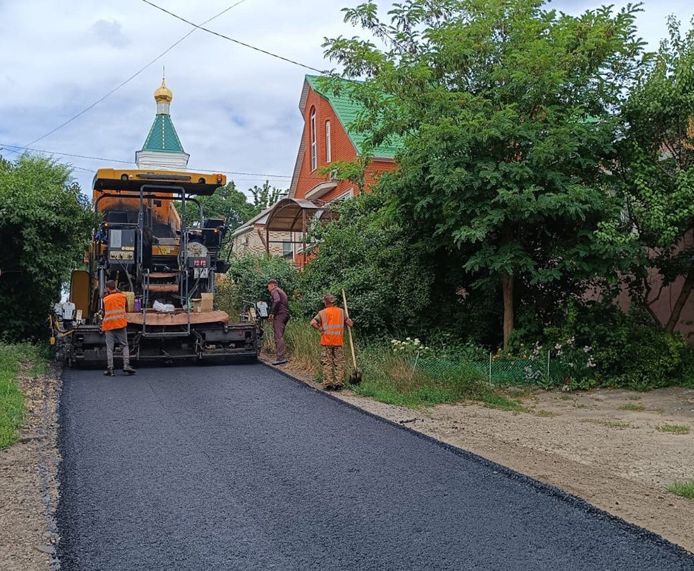 В Воронеже продолжается асфальтирование улиц частного сектора.