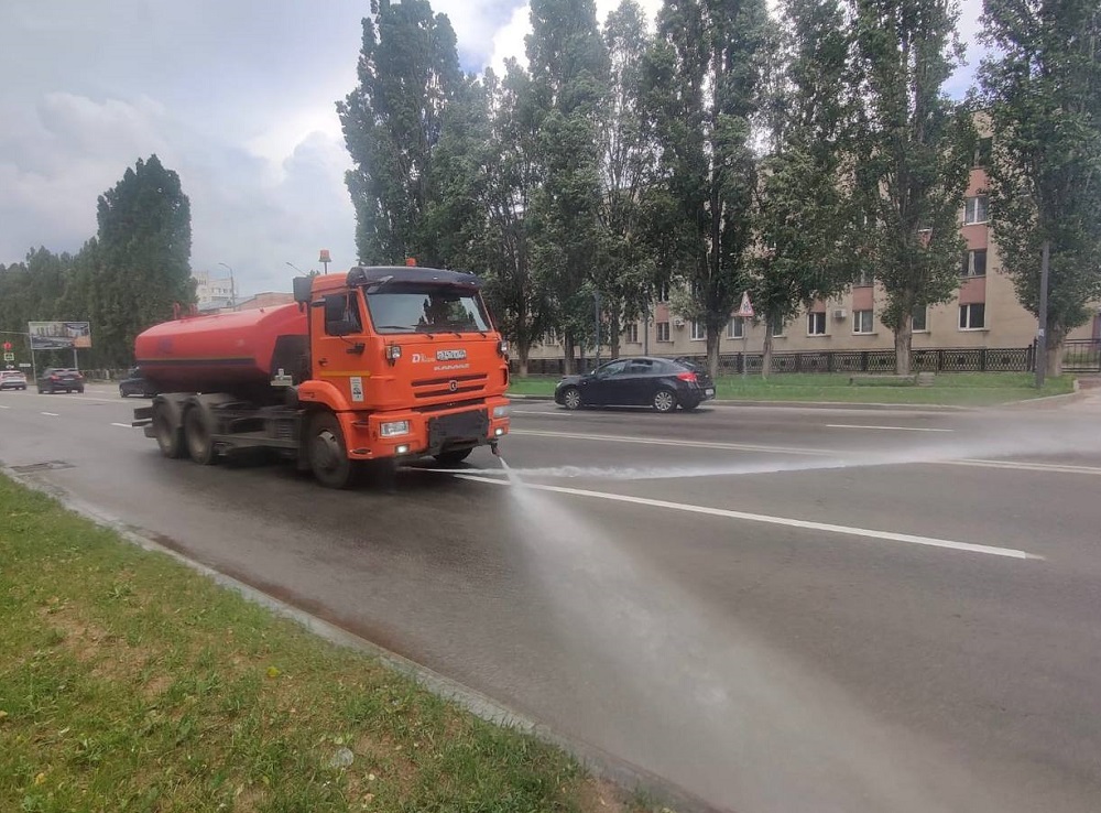 Районные комбинаты благоустройства продолжают выполнять текущее содержание городских магистралей.