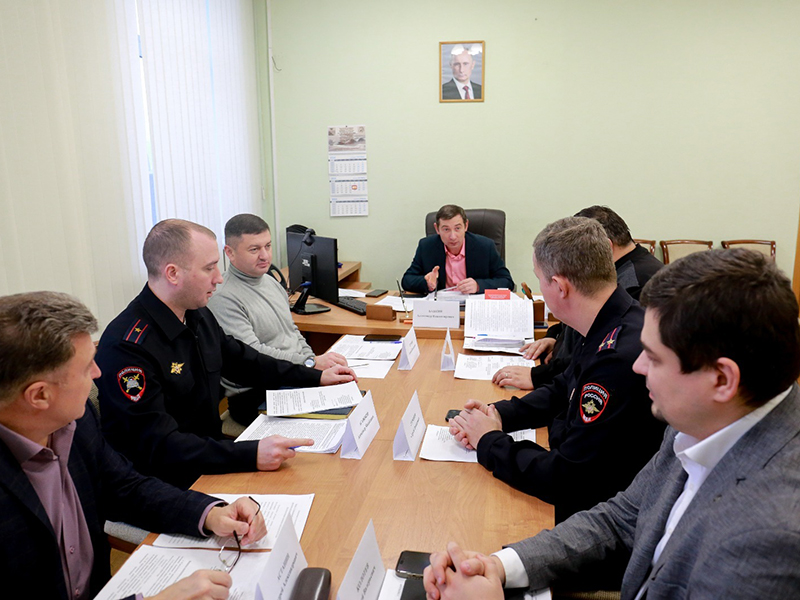 В администрации города состоялась очередная комиссия по повышению безопасности на дорогах.