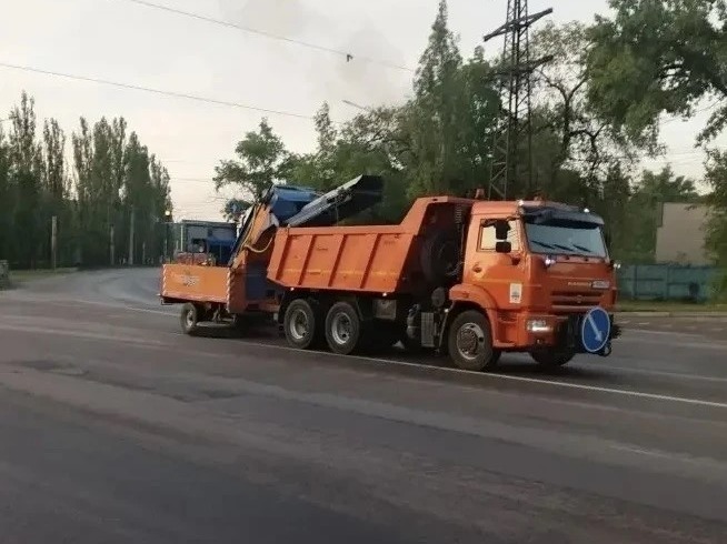 Районные комбинаты благоустройства продолжают уборку города.