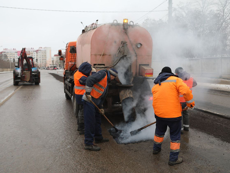 В Воронеже ведется ремонт дорожного покрытия литым асфальтобетоном.