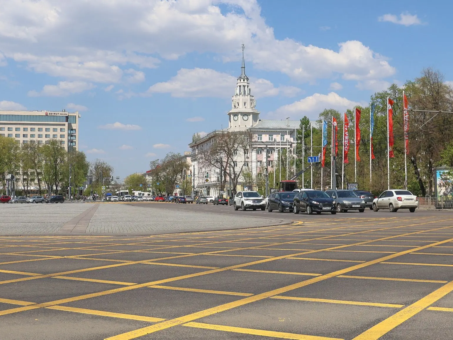 В Воронеже обновляют вафельную разметку на улицах.
