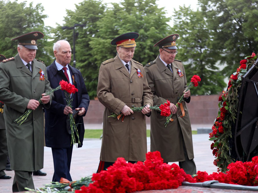 На площади Победы почтили память Героев Великой Отечественной войны.