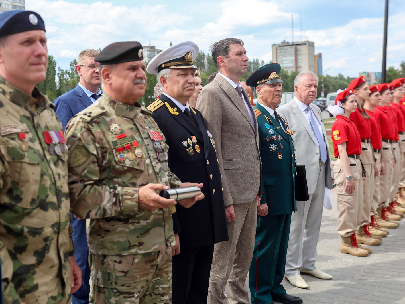 В Коминтерновском районе вскрыли капсулу с посланием потомкам, заложенную 25 лет назад.