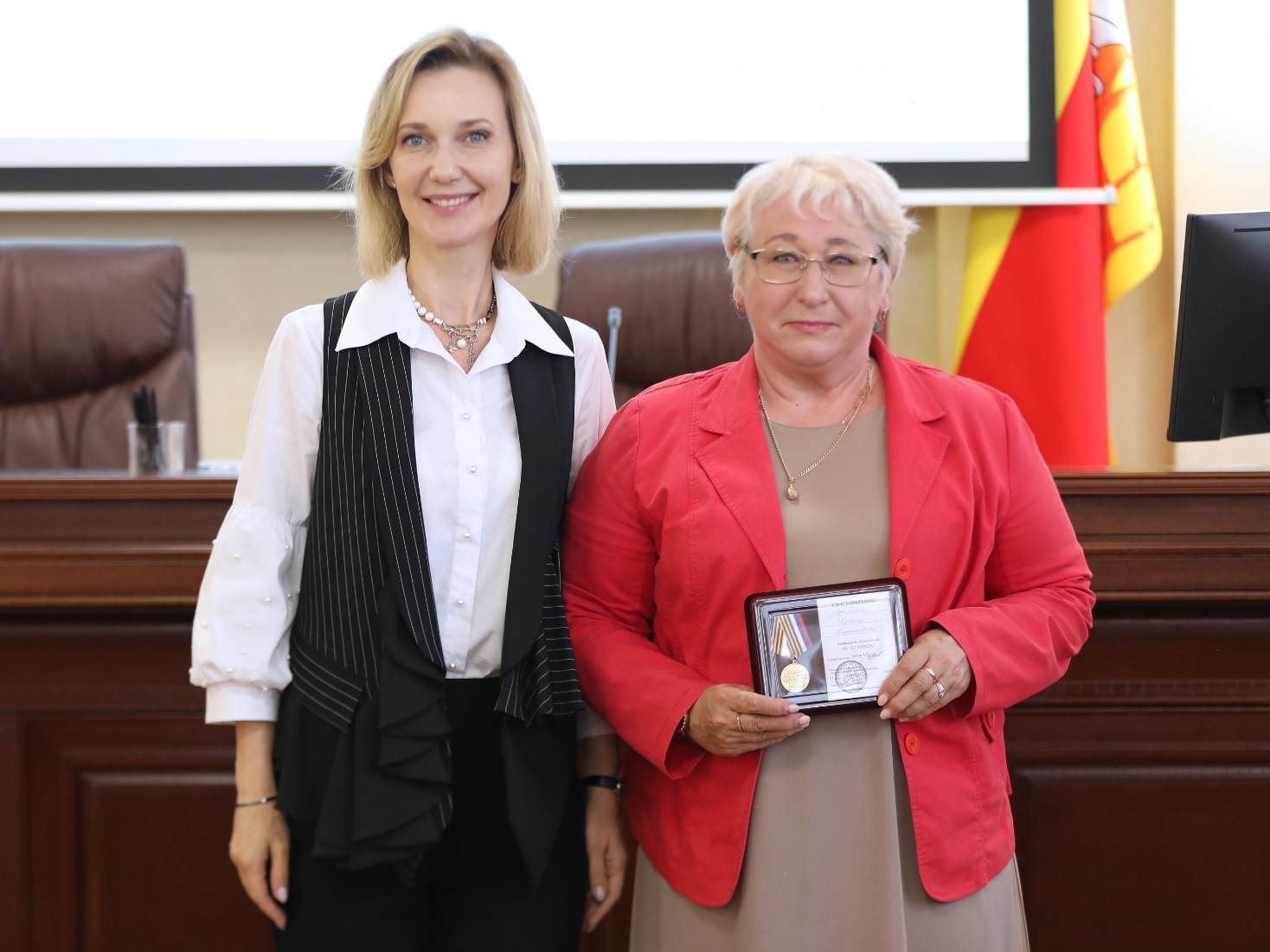 Вице-мэр Любовь Кулакова вручила награды за вклад в патриотическое воспитание юных воронежцев.
