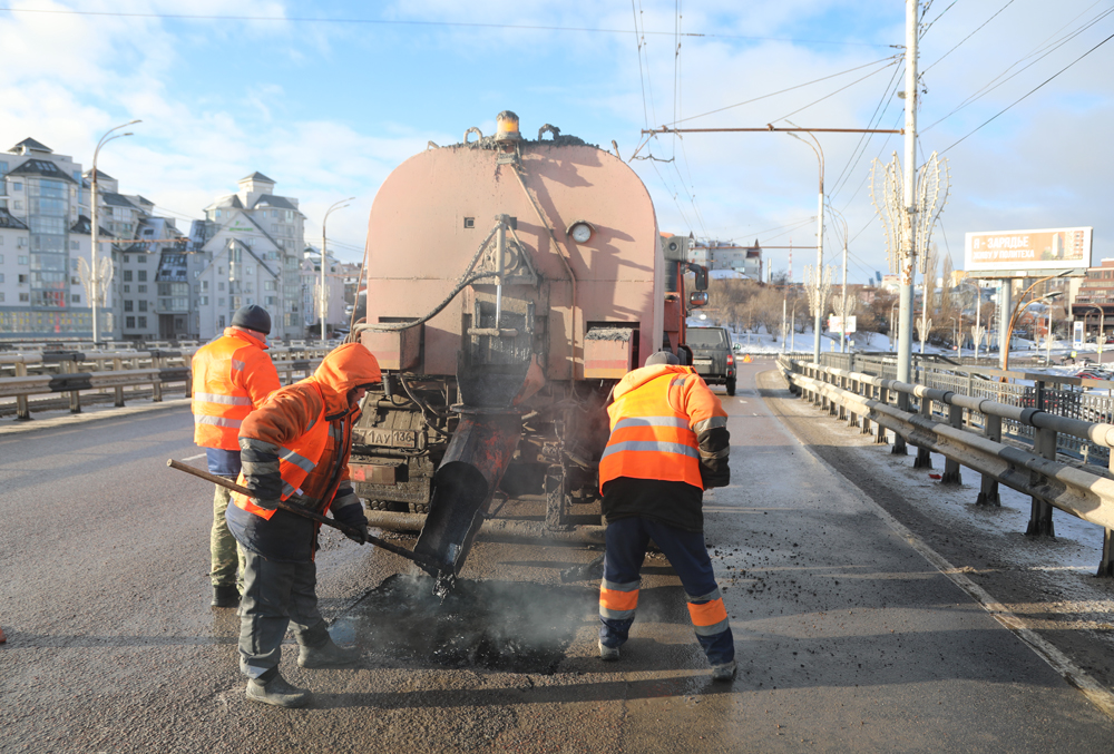 В Воронеже продолжаются работы по текущему содержанию улично-дорожной сети.