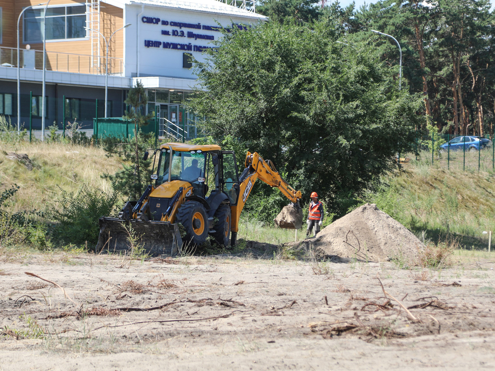 В Левобережном районе продолжается благоустройство части набережной Авиастроителей.