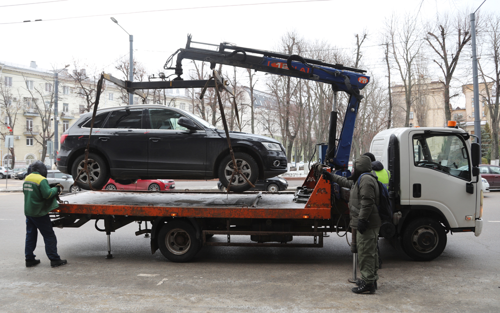 В Воронеже начали эвакуировать автомобили с закрытыми госзнаками или без них.