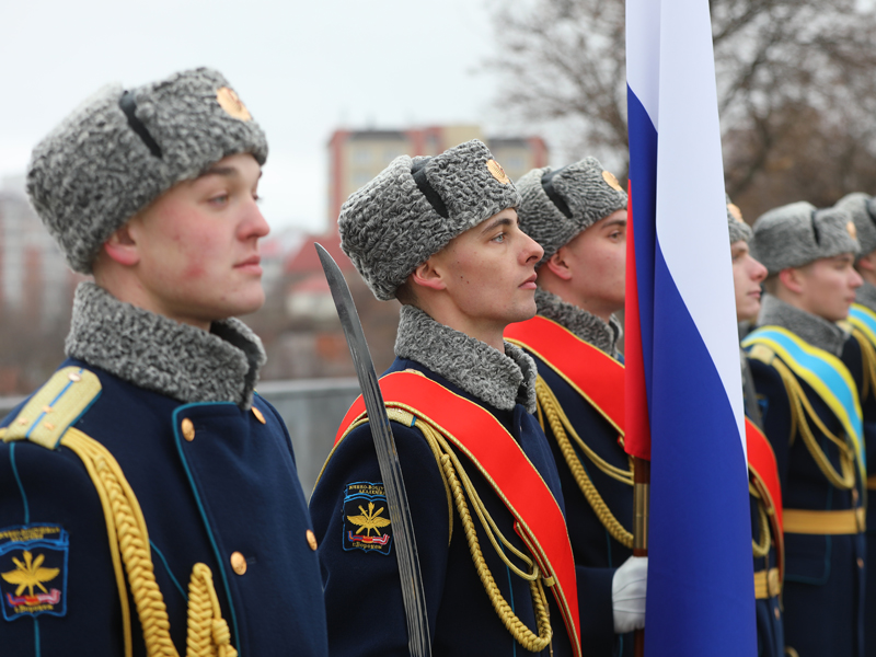 В Воронеже возложили венки к могиле Неизвестного солдата.