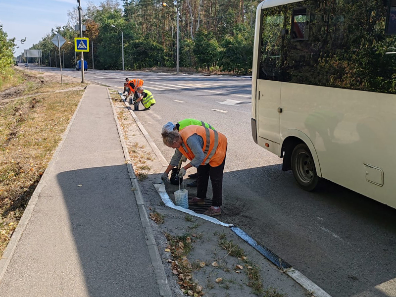 Комбинат благоустройства Железнодорожного района продолжает наносить вертикальную дорожную разметку.