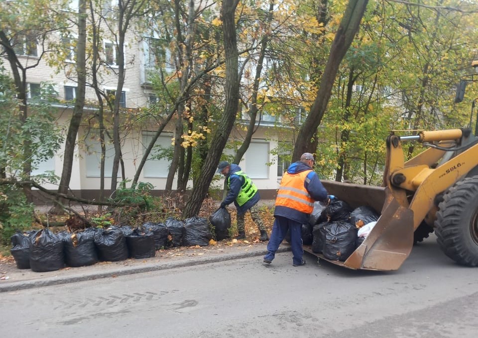 В Железнодорожном районе продолжается месячник благоустройства.