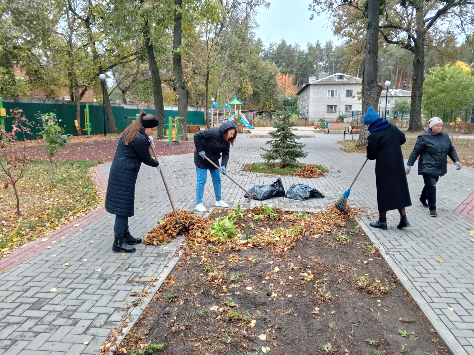 Железнодорожный район присоединился к общегородскому субботнику.