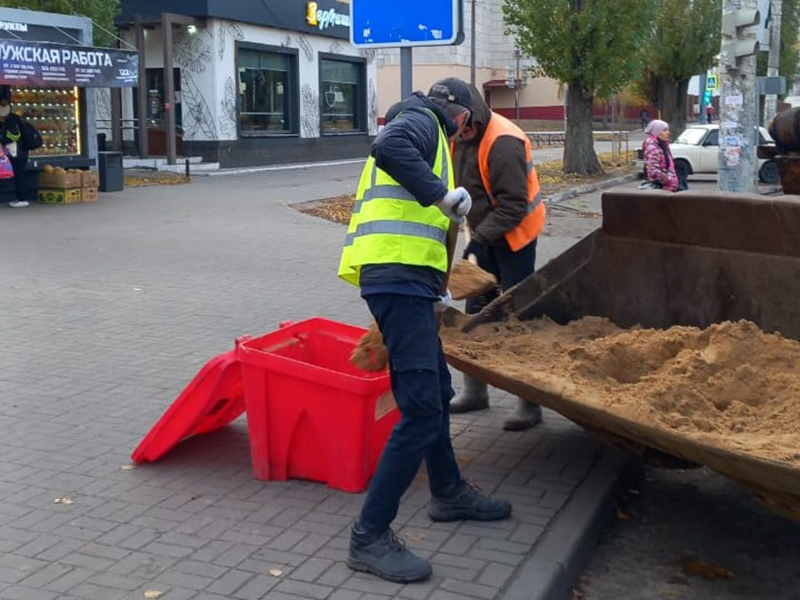 На остановках общественного транспорта в Железнодорожном районе устанавливают контейнеры с пескосмесью.