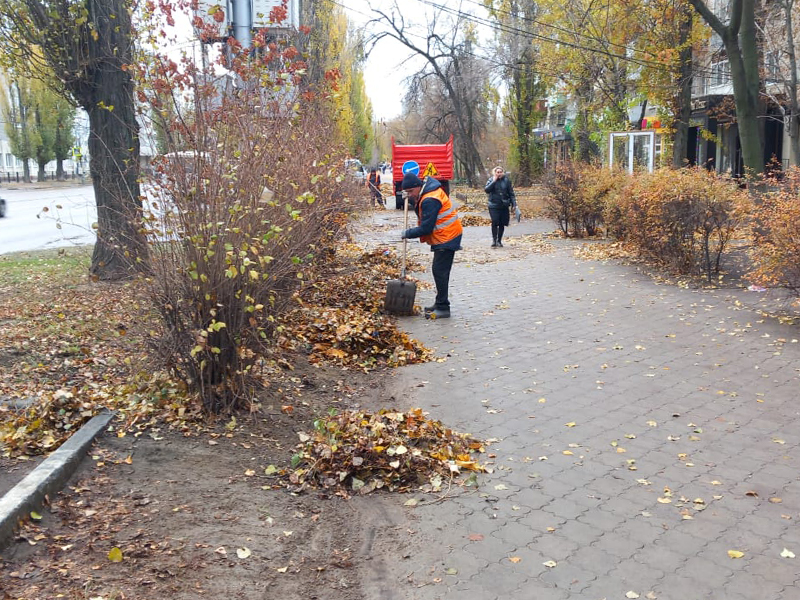 Комбинат благоустройства Железнодорожного района продолжает круглосуточную уборку улично-дорожной сети.