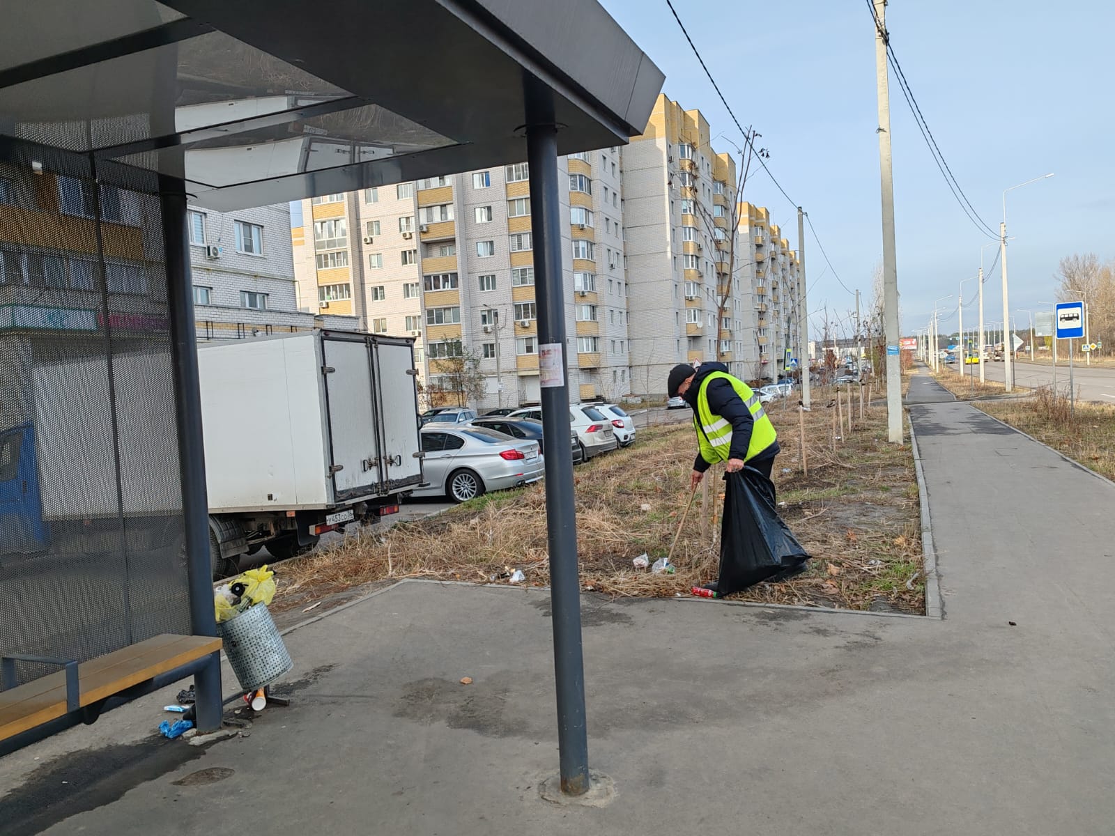 На территории Железнодорожного района ежедневно выполняется уборка мусора.