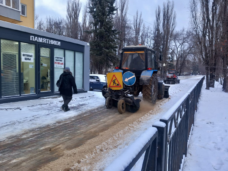 В условиях снегопада комбинат благоустройства Железнодорожного района работает в усиленном режиме.