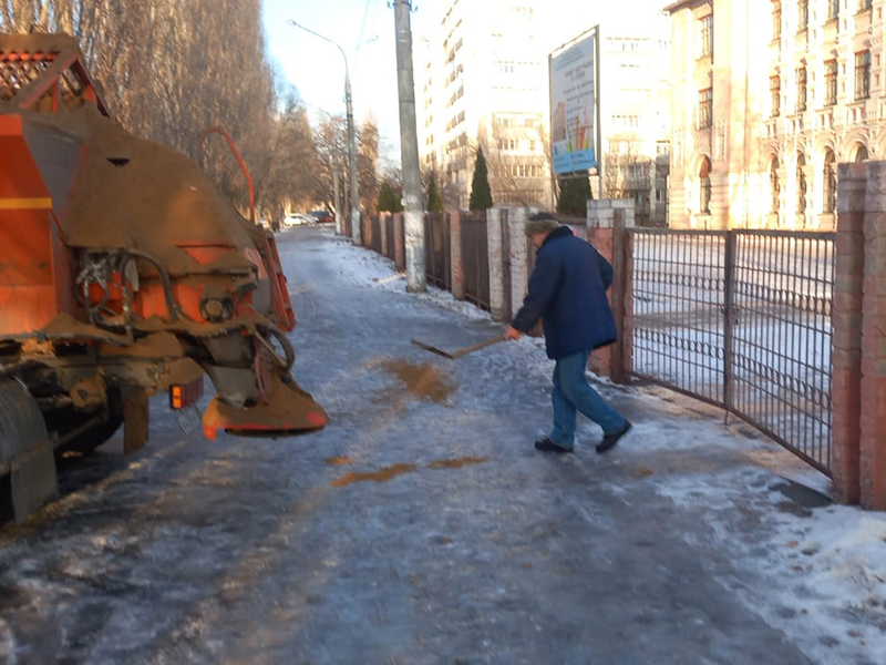 Комбинат благоустройства Железнодорожного района обрабатывает пескосмесью проезжие части и тротуары.