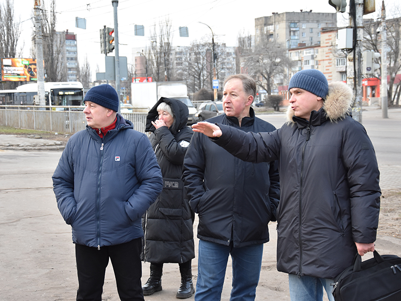 Руководитель управы Александр Бахтин проинспектировал ход уборки Железнодорожного района в праздничные дни.