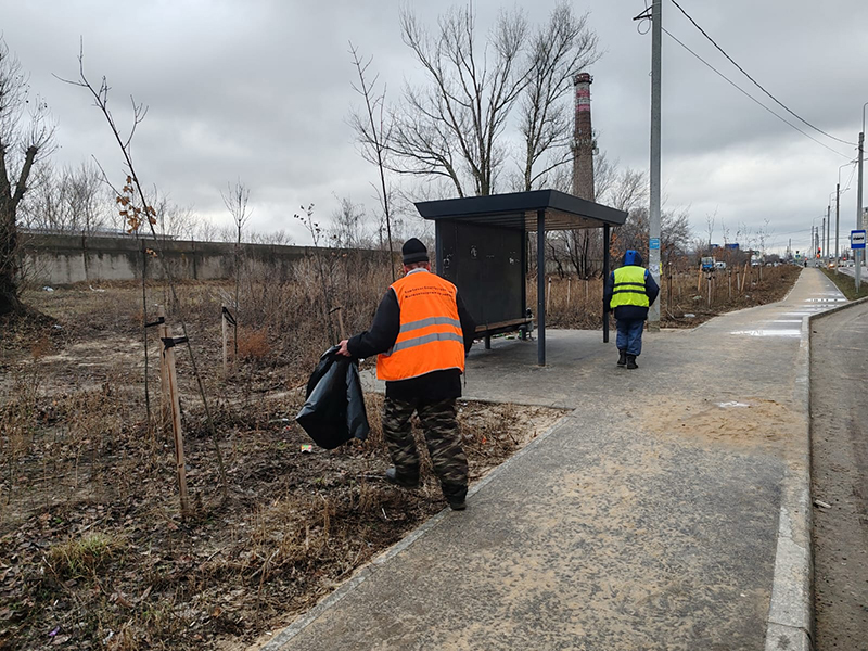 На территории Железнодорожного района регулярно выполняются работы по уборке случайного мусора.