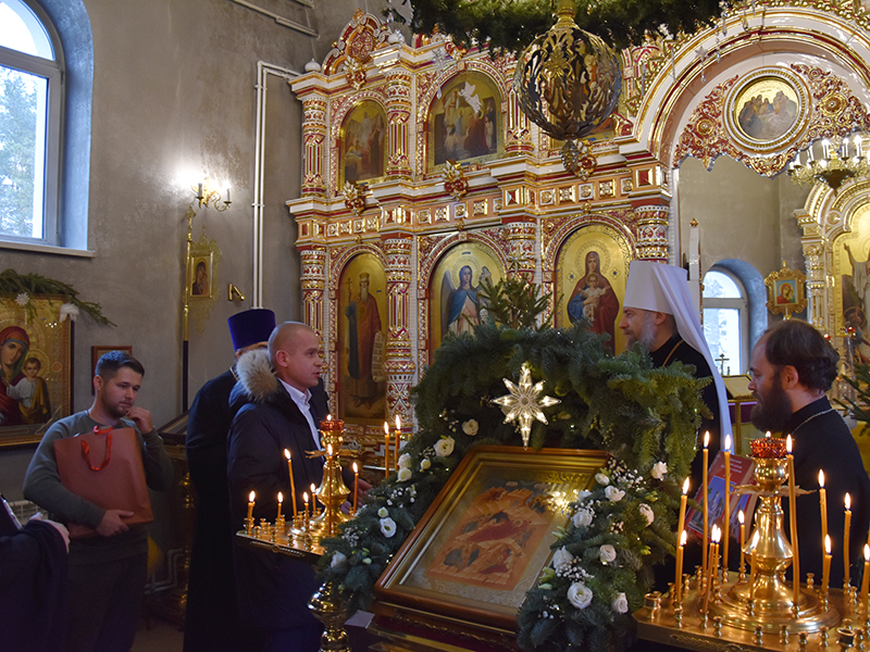 Митрополит Воронежский и Лискинский Леонтий в Рождество посетил Железнодорожный район.