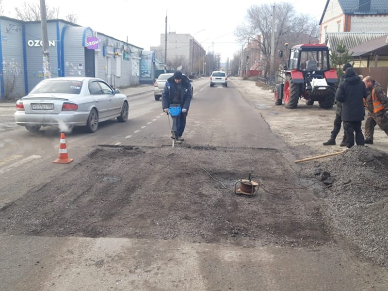 В Железнодорожном районе выполняется локальный ремонт дорог.