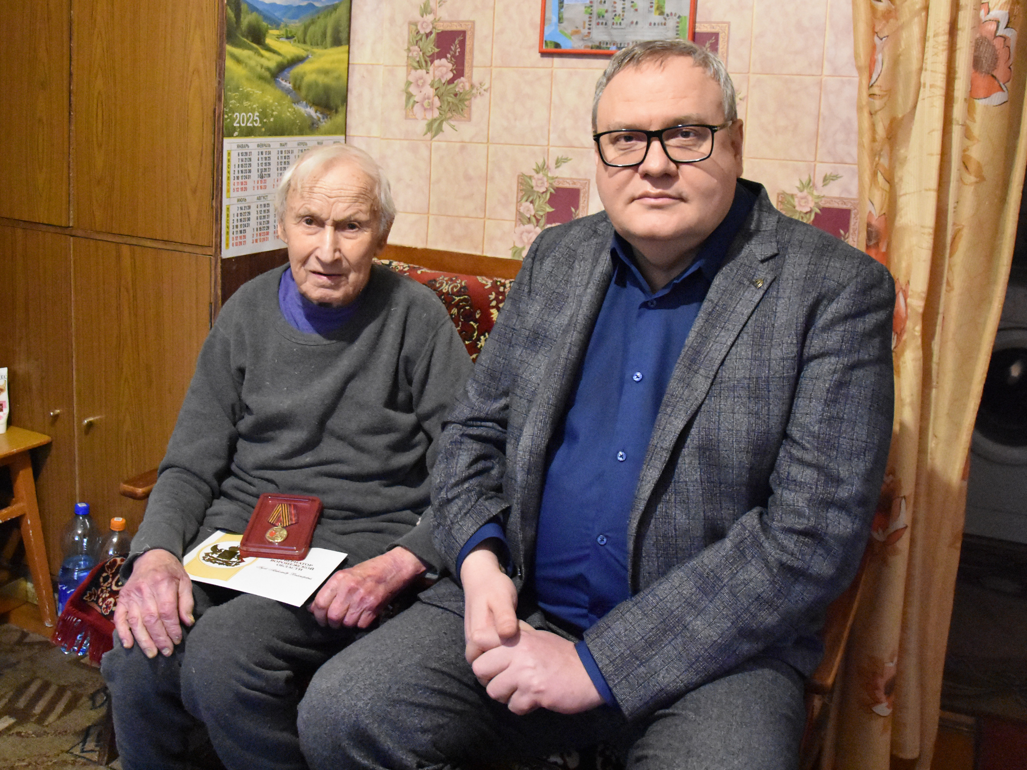 Ветеранам Великой Отечественной войны вручают юбилейные медали к 80-летию Победы.