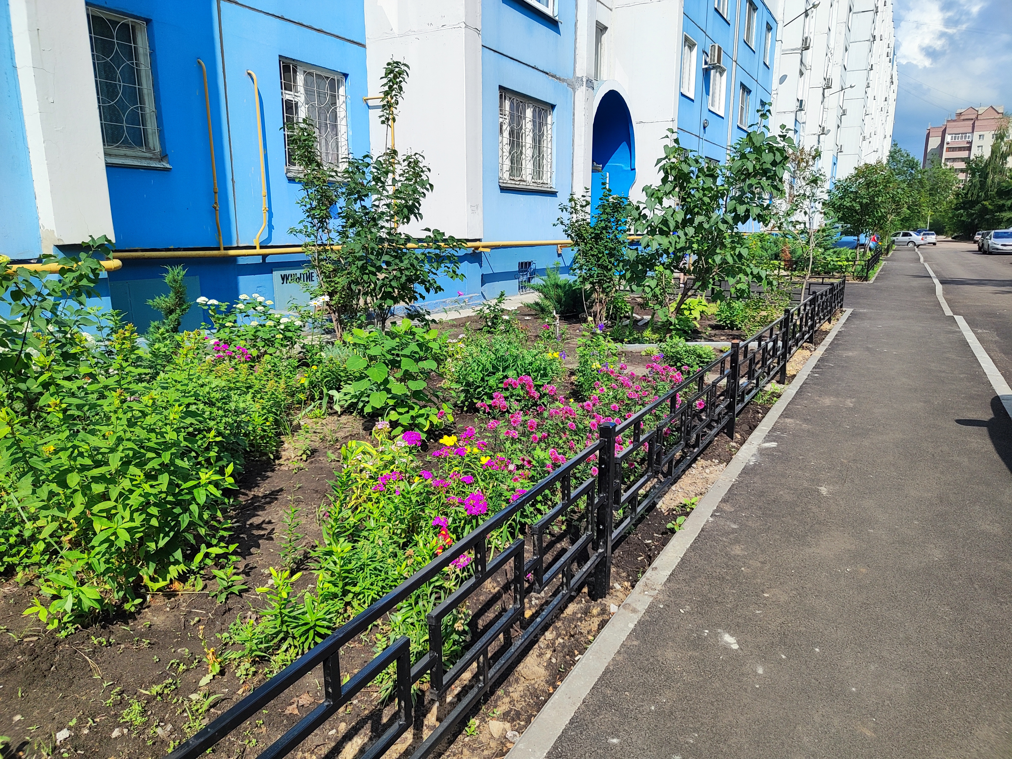 Все больше дворов Железнодорожного района становятся комфортнее.