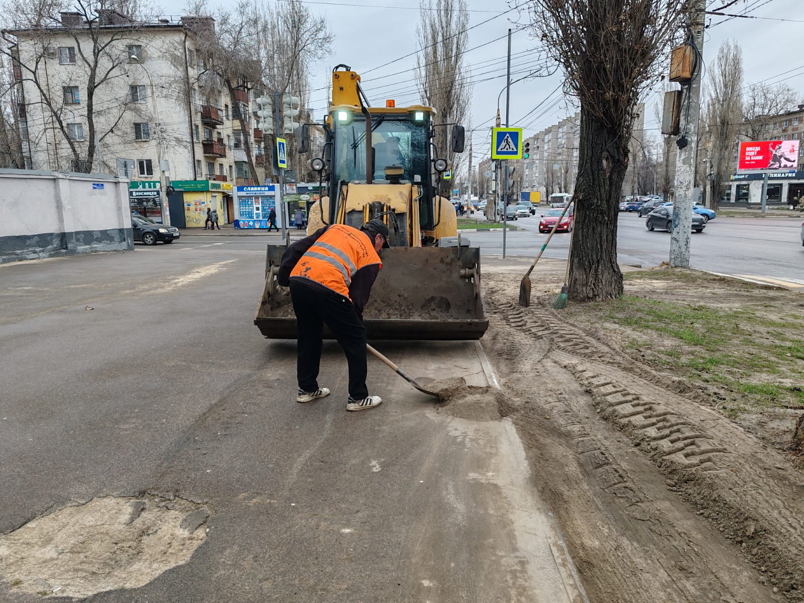 В Железнодорожном районе продолжается весенняя уборка улиц.