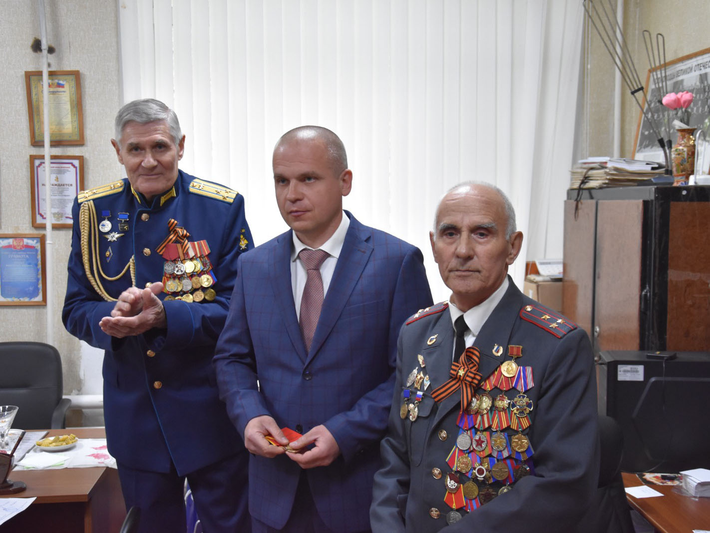 Членов Совета ветеранов в Железнодорожном районе поздравили с Днем Победы.