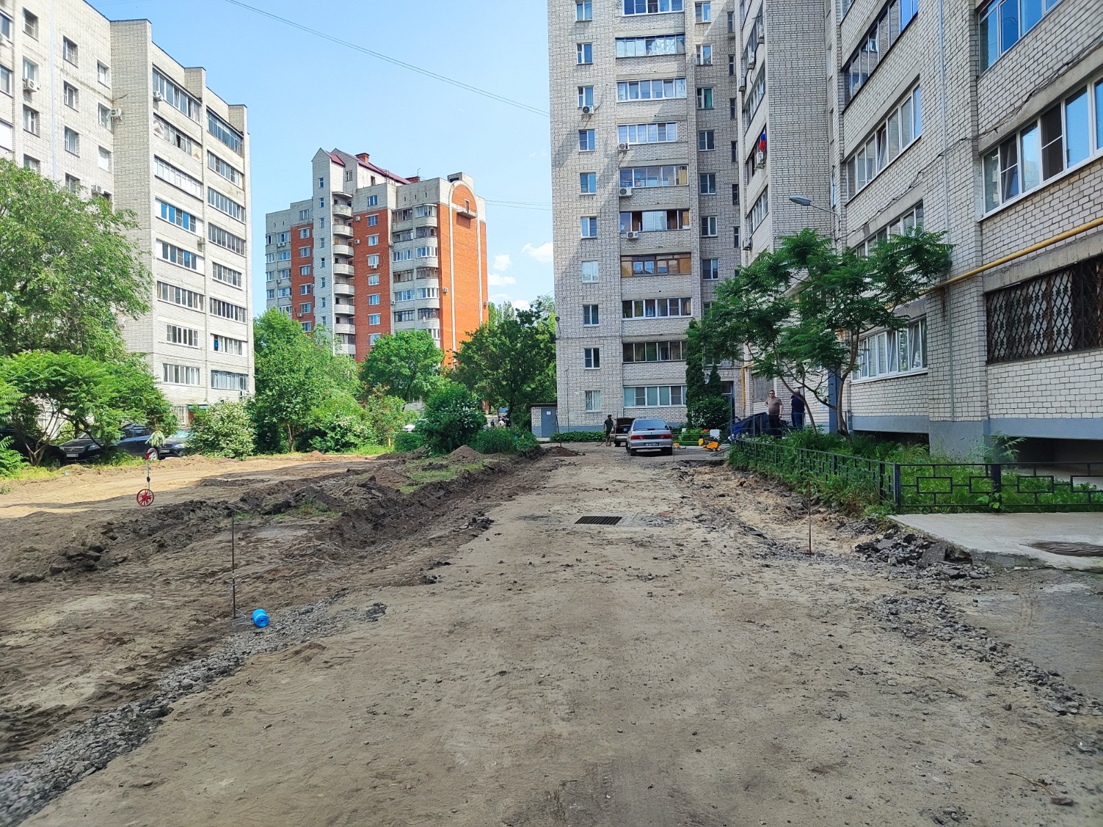 Во дворах многоквартирных домов района продолжаются работы по благоустройству.