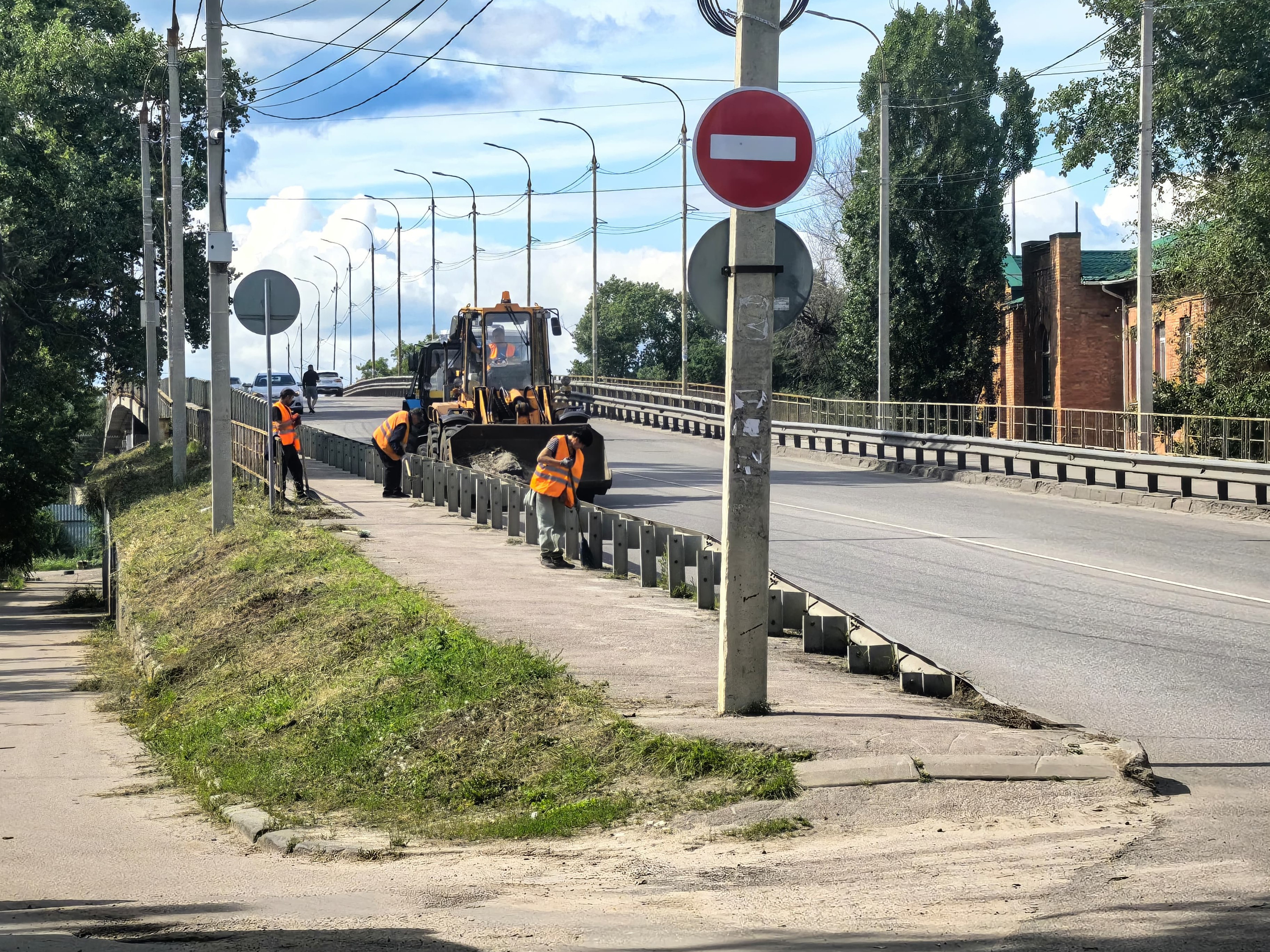В Железнодорожном районе продолжается уборка территорий.