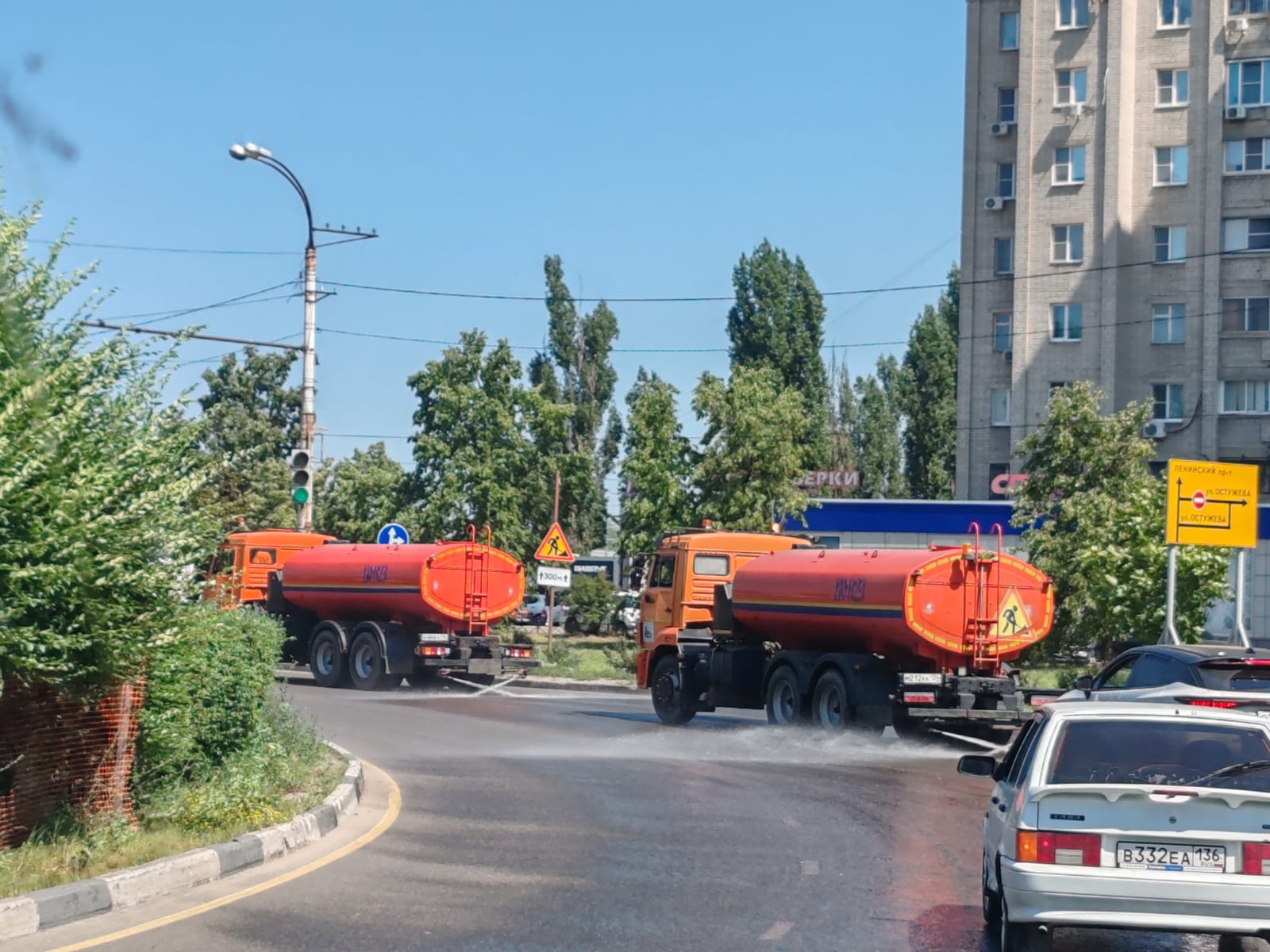 В жару улицы Железнодорожного района регулярно охлаждают.