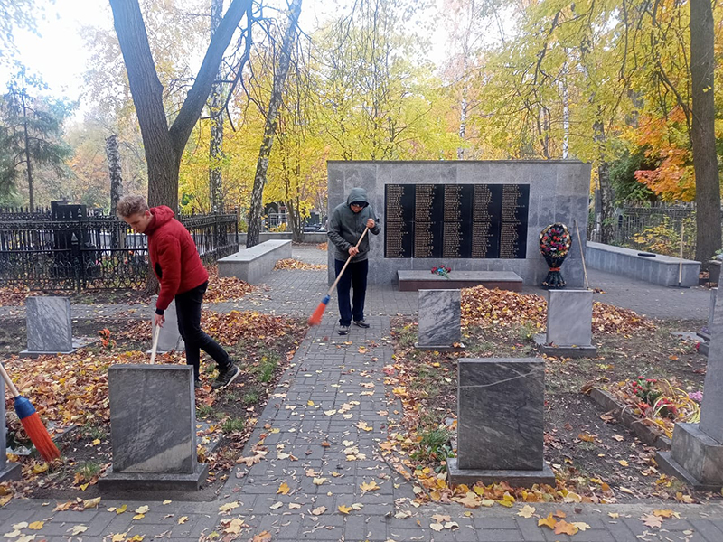 В Коминтерновском районе привели в порядок братские могилы и воинские захоронения.