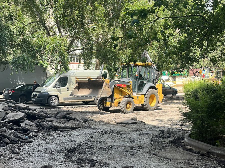В Коминтерновском районе благоустраивают тротуары.