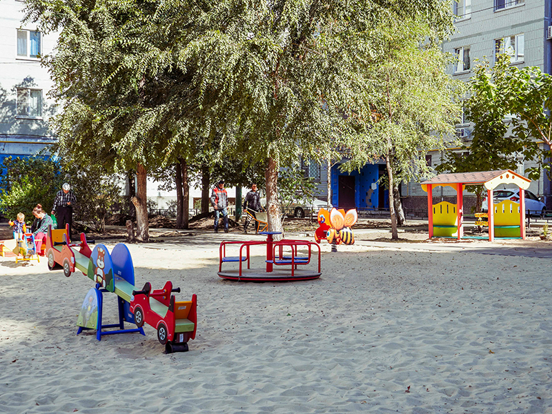 В Левобережном районе завершаются работы по благоустройству дворов.