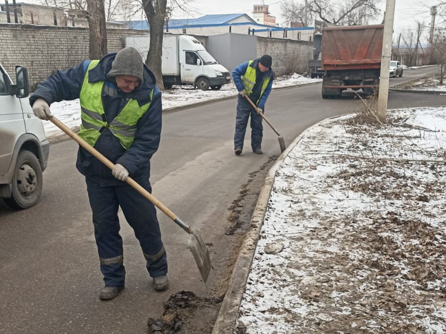 В Левобережном районе продолжается уборка улиц.